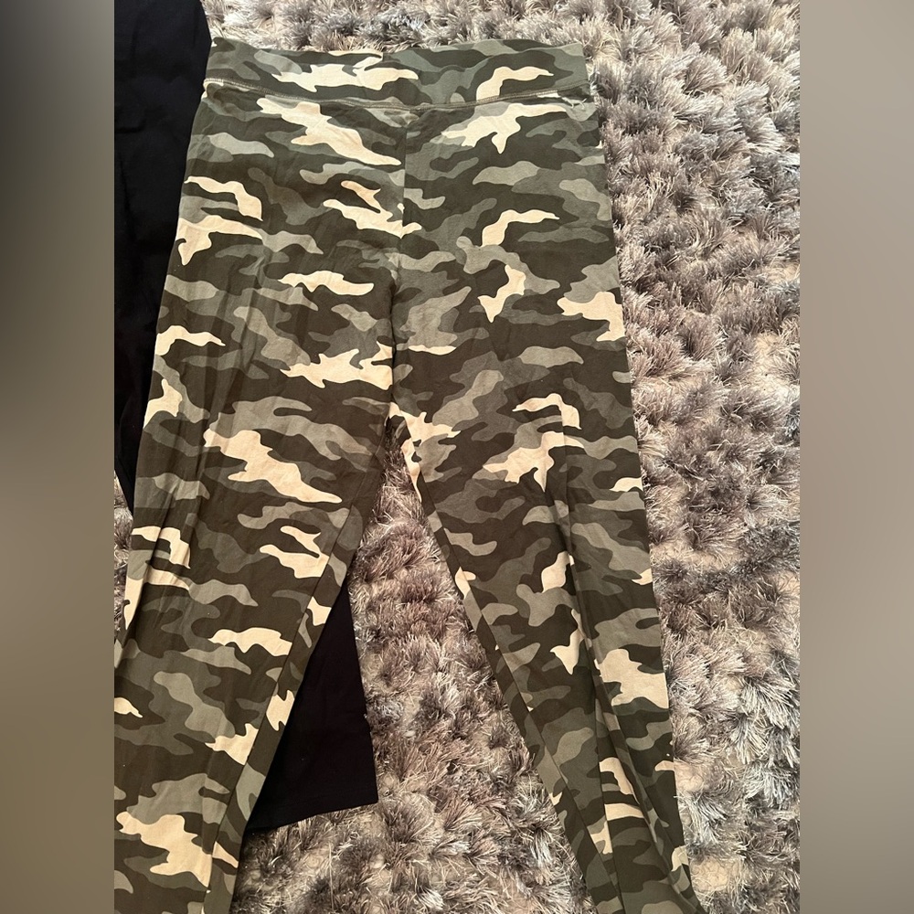 PINK Victoria's Secret Black and Camouflage Leggings - Picture 4 of 8